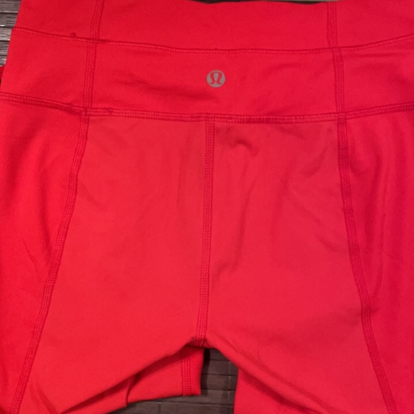 🔥Lululemon Red Capris w/Keyhole Scrunch Sides🔥 - Picture 2 of 9